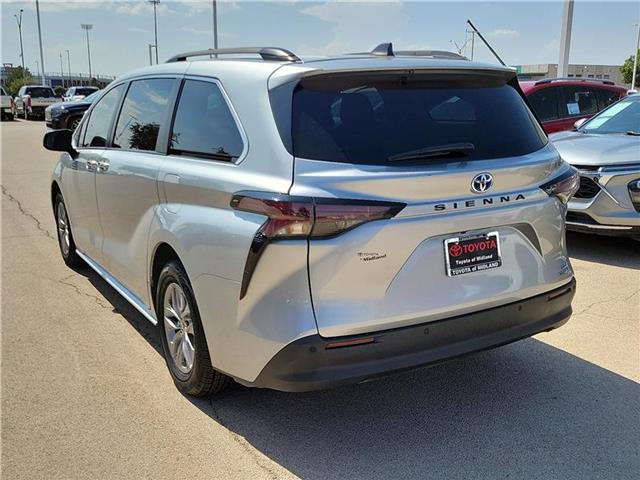 2023 Toyota Sienna XLE photo 3