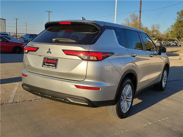 2024 Mitsubishi Outlander ES photo 3