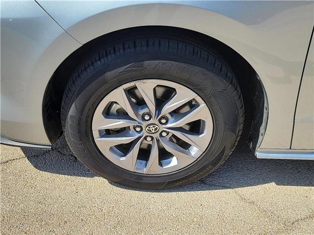 2023 Toyota Sienna XLE photo 2