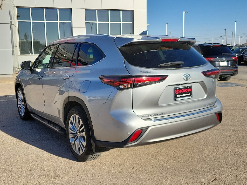 Used 2024 Toyota Highlander LE SUV
