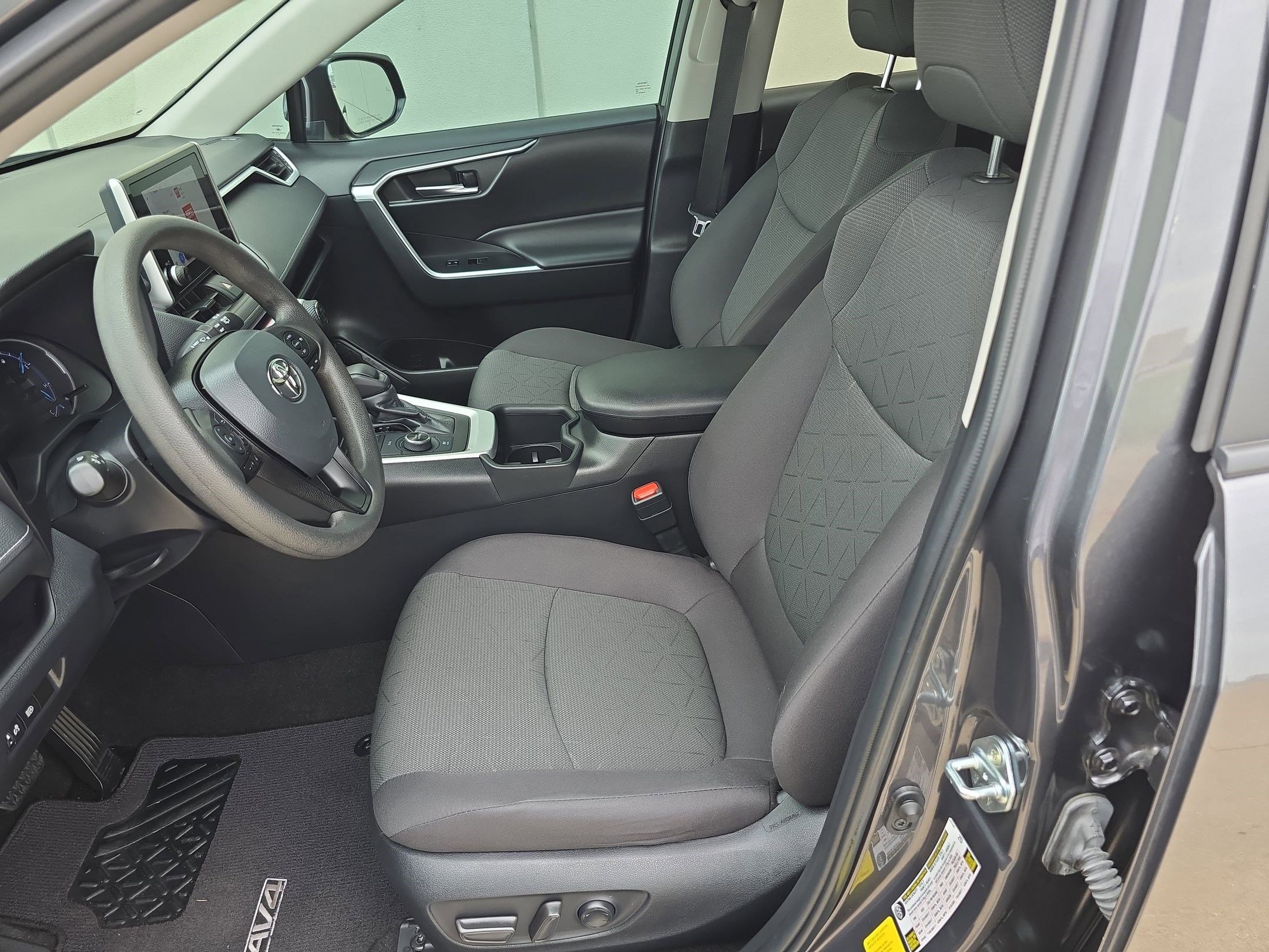 2024 Toyota RAV4 Hybrid XLE photo 4