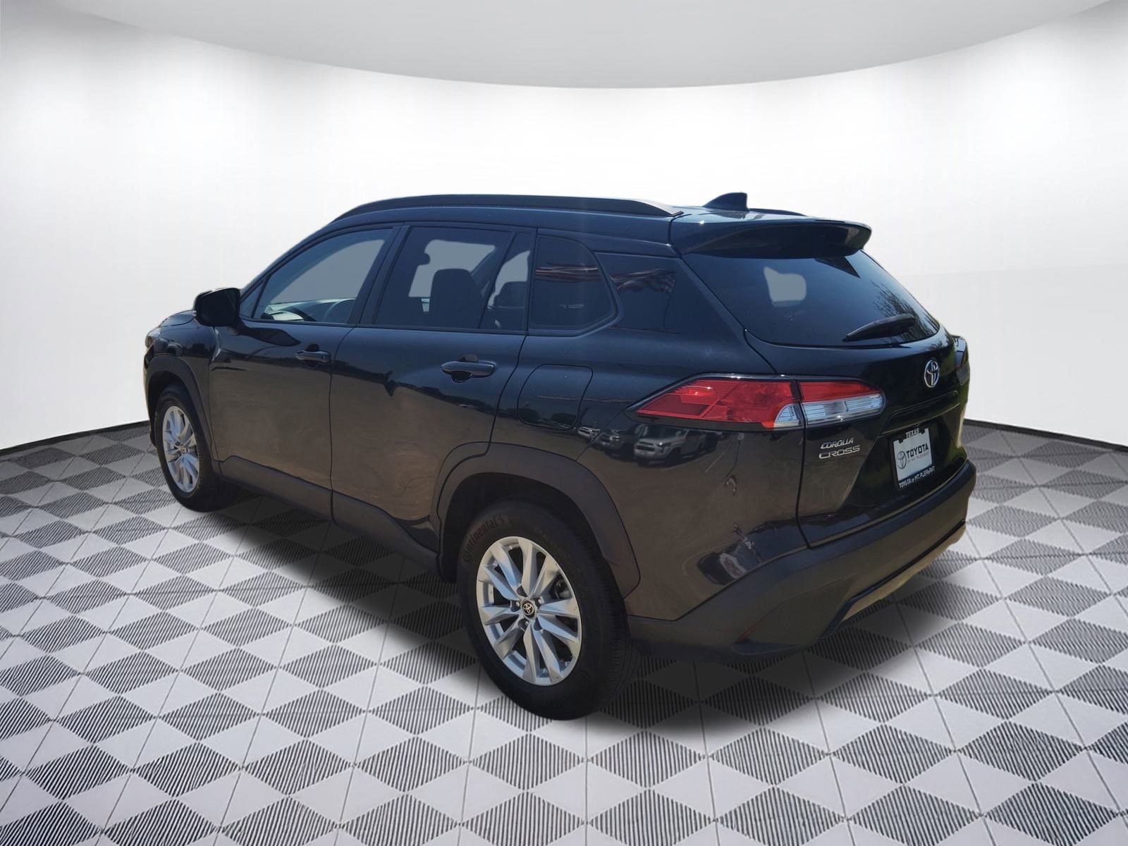 2022 Toyota Corolla Cross LE photo 3