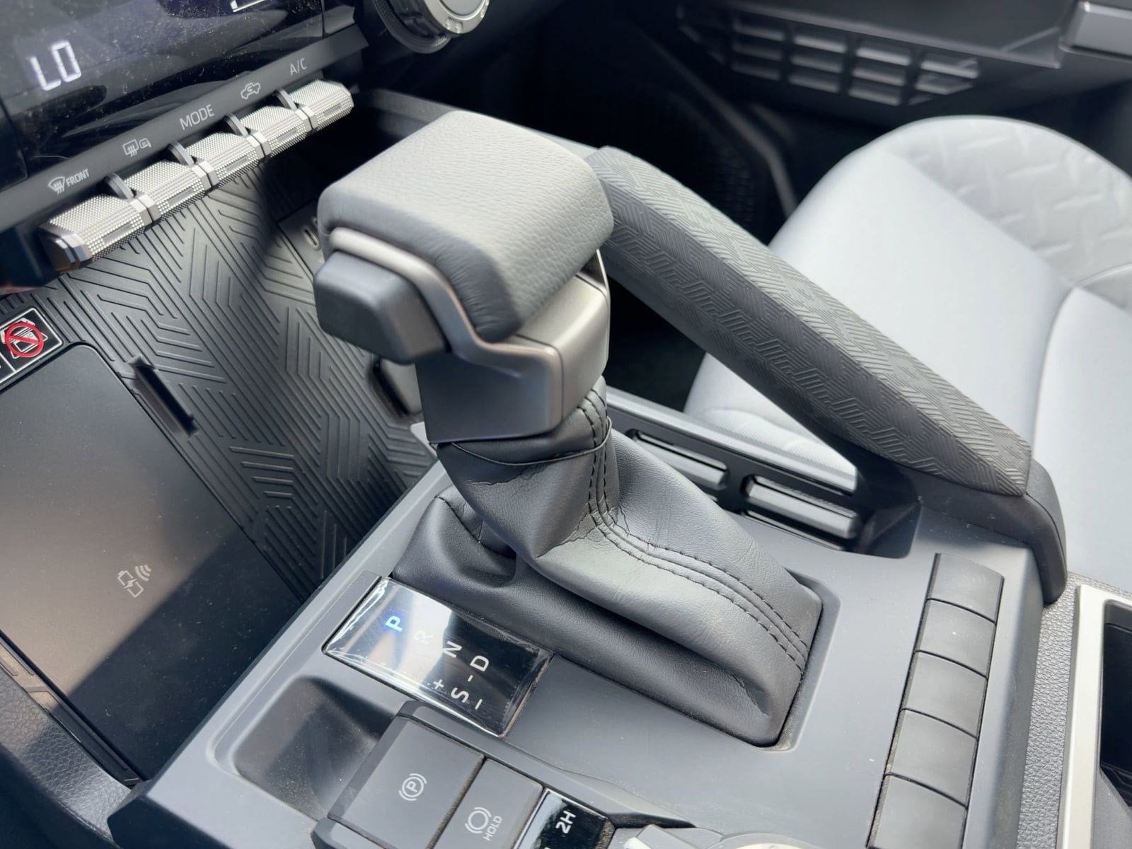 2025 Toyota Tacoma SR5 - Photo 15