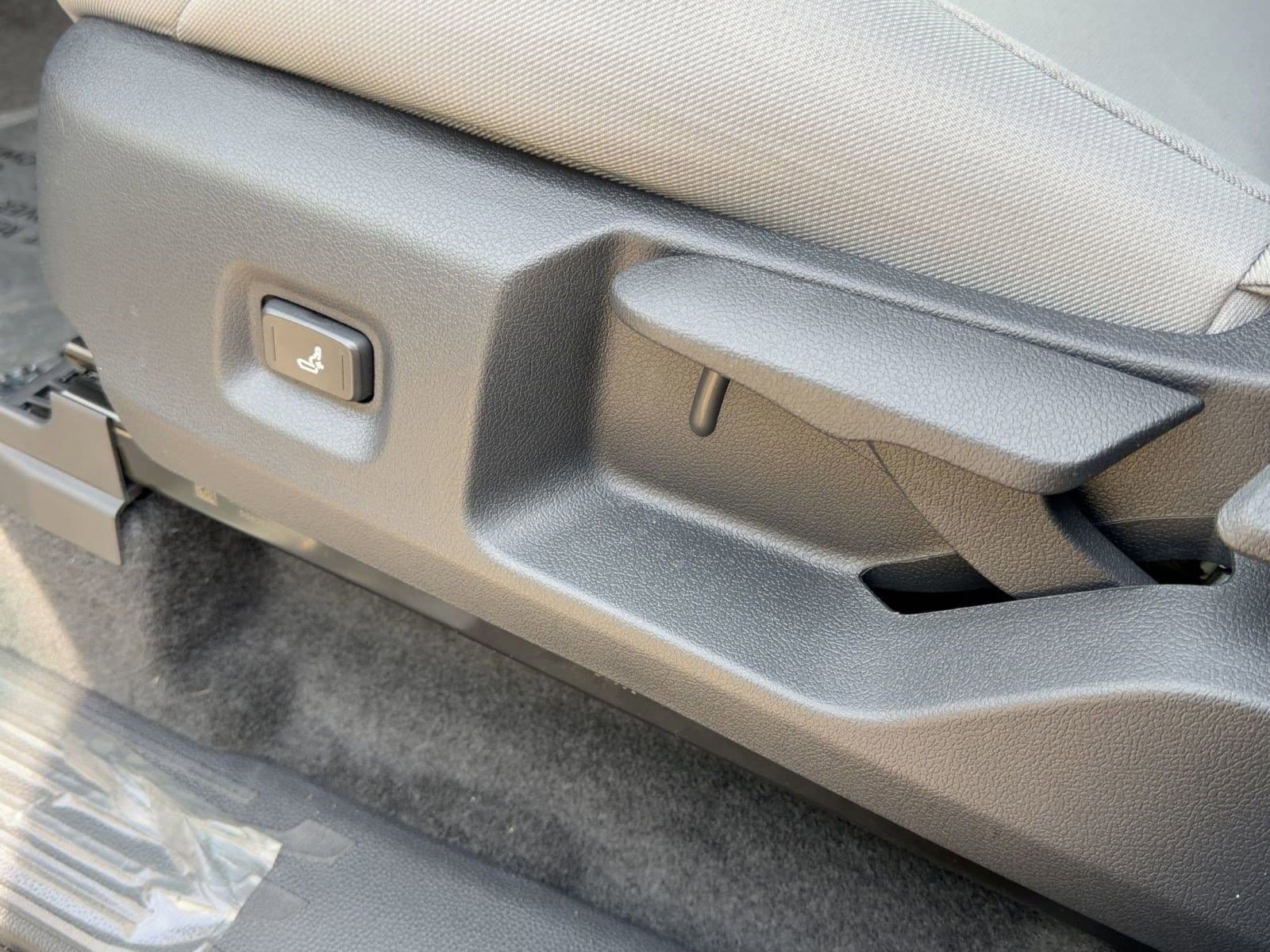 2025 Toyota Tacoma SR5 - Photo 12