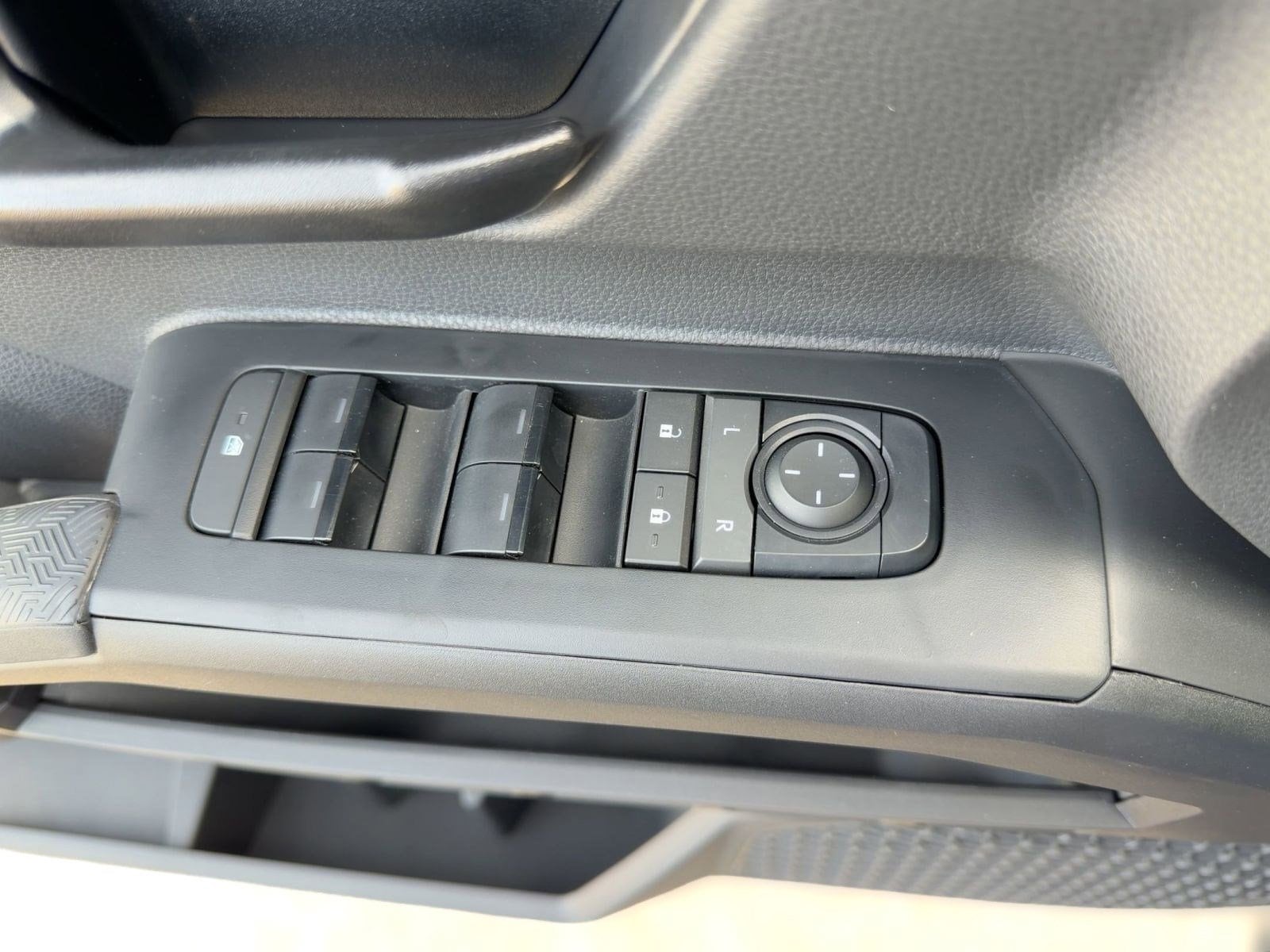 2025 Toyota Tacoma SR5 - Photo 28