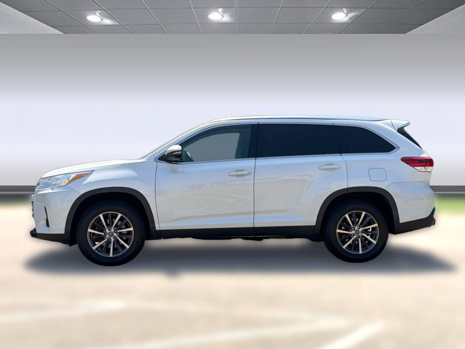 Used 2019 Toyota Highlander XLE with VIN 5TDKZRFH2KS554883 for sale in Mount Pleasant, TX