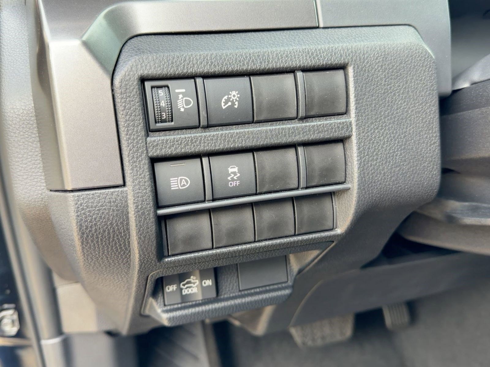 2025 Toyota Tacoma SR5 - Photo 16