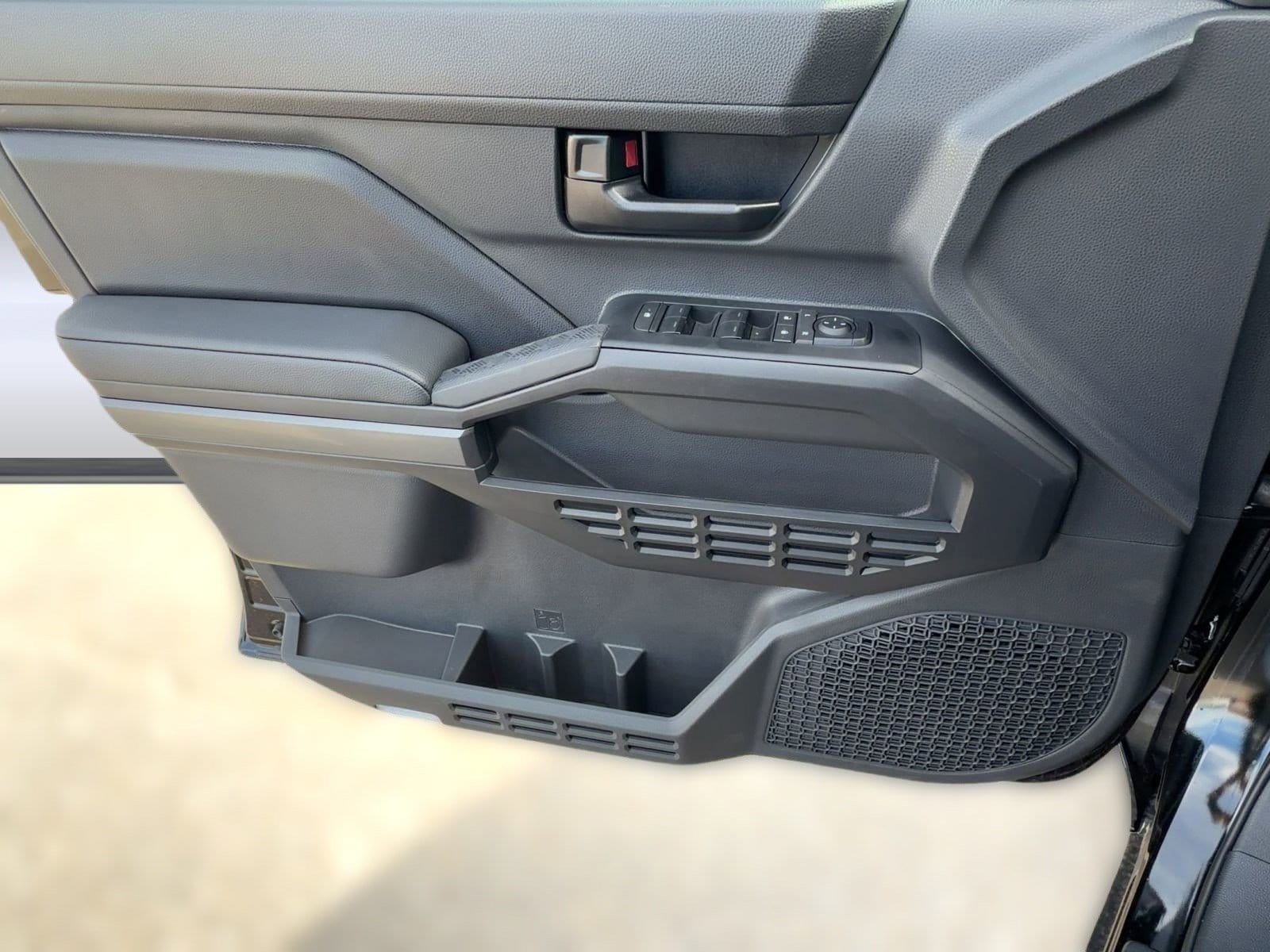 2025 Toyota Tacoma SR5 - Photo 11