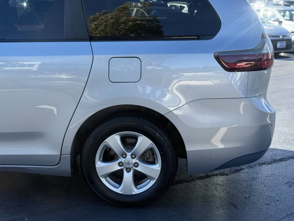 2017 Toyota Sienna LE photo 3