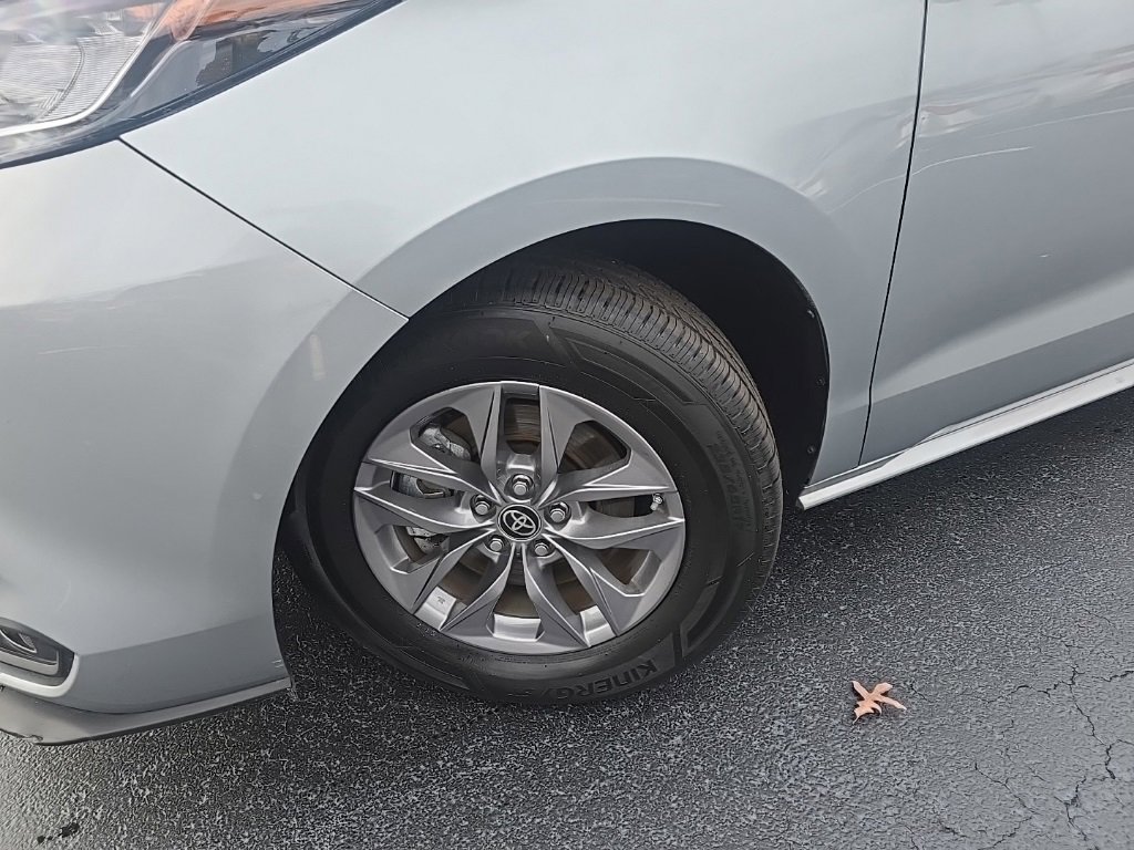 2022 Toyota Sienna LE photo 2