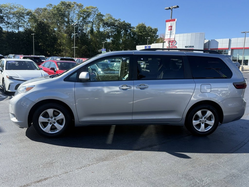 2017 Toyota Sienna LE photo 2