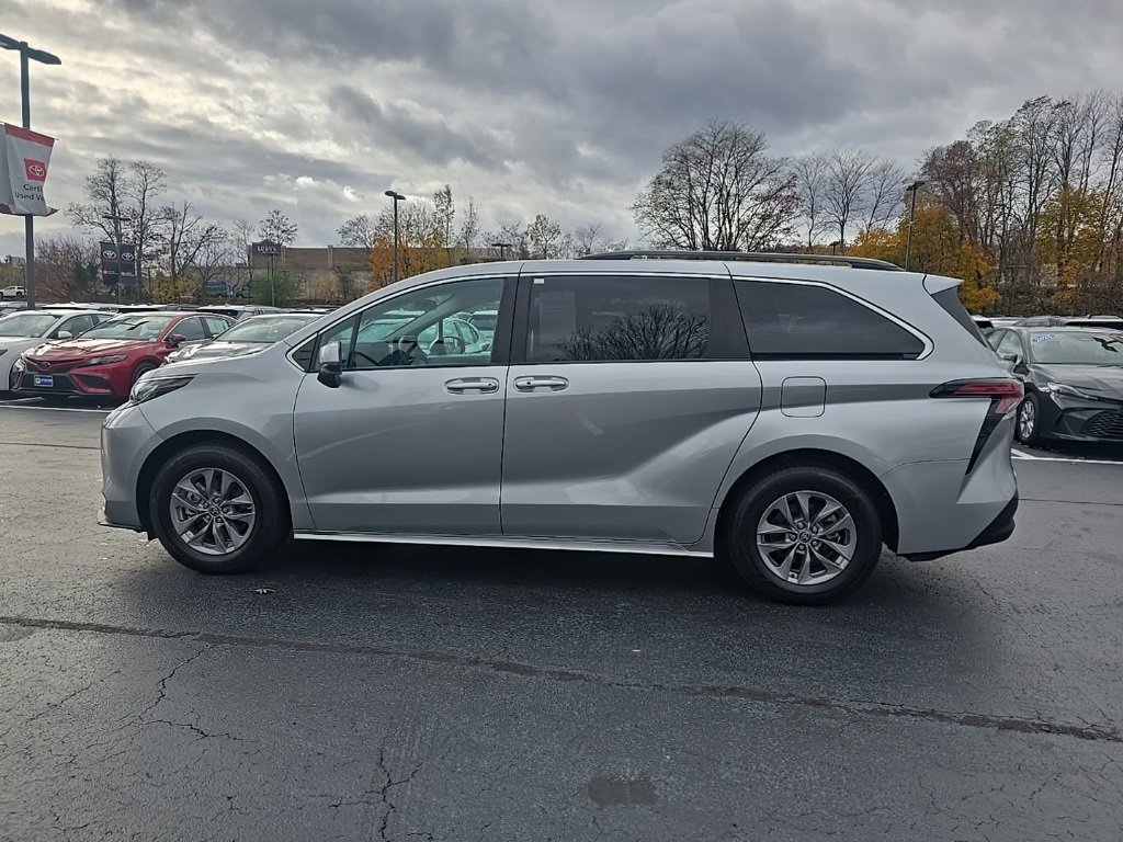 2022 Toyota Sienna LE photo 3