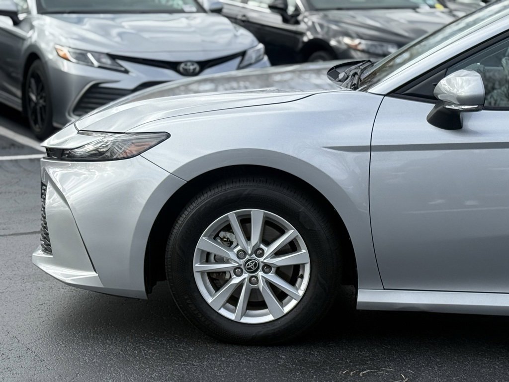 2025 Toyota Camry Hybrid SE photo 2