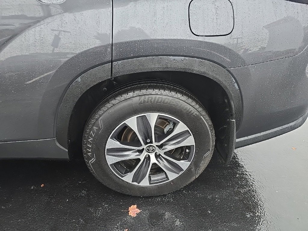 2025 Toyota Highlander XLE photo 3