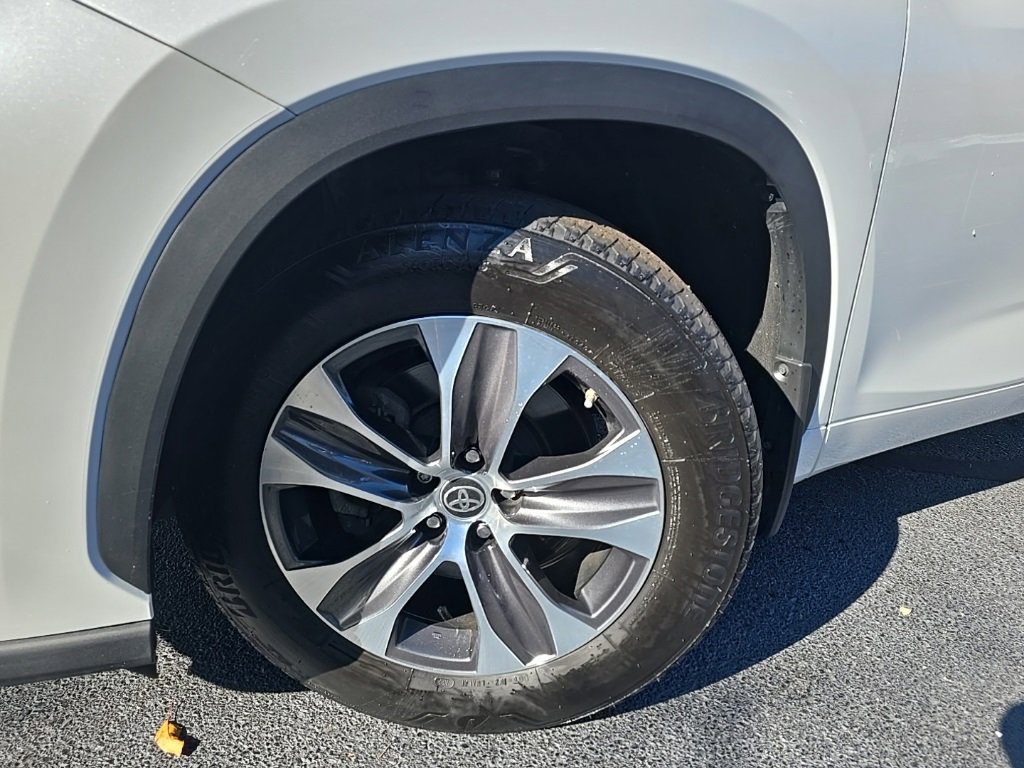 2023 Toyota Highlander XLE photo 2