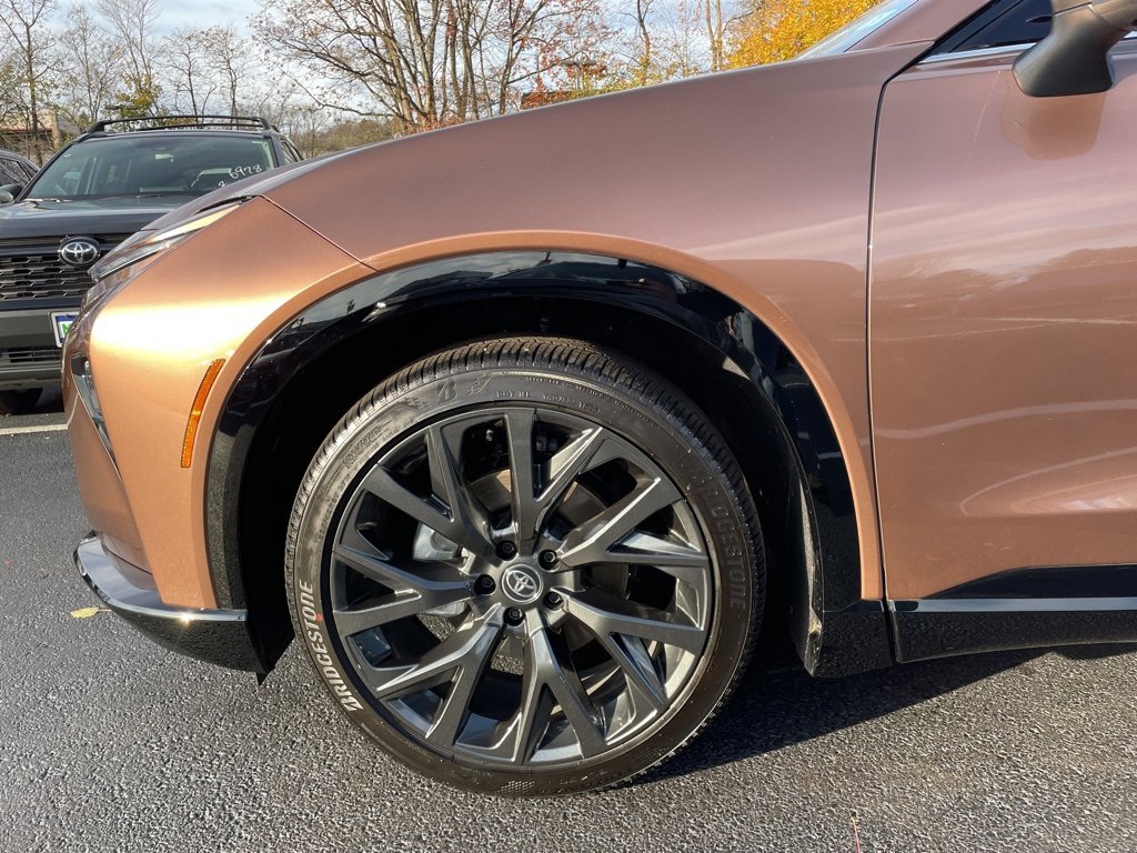 2025 Toyota Crown Signia Limited photo 3