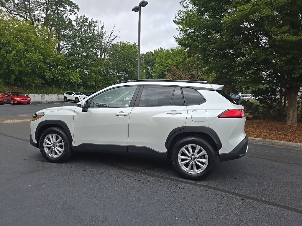 2022 Toyota Corolla Cross LE photo 3