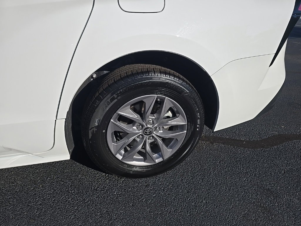 2025 Toyota Sienna LE photo 3