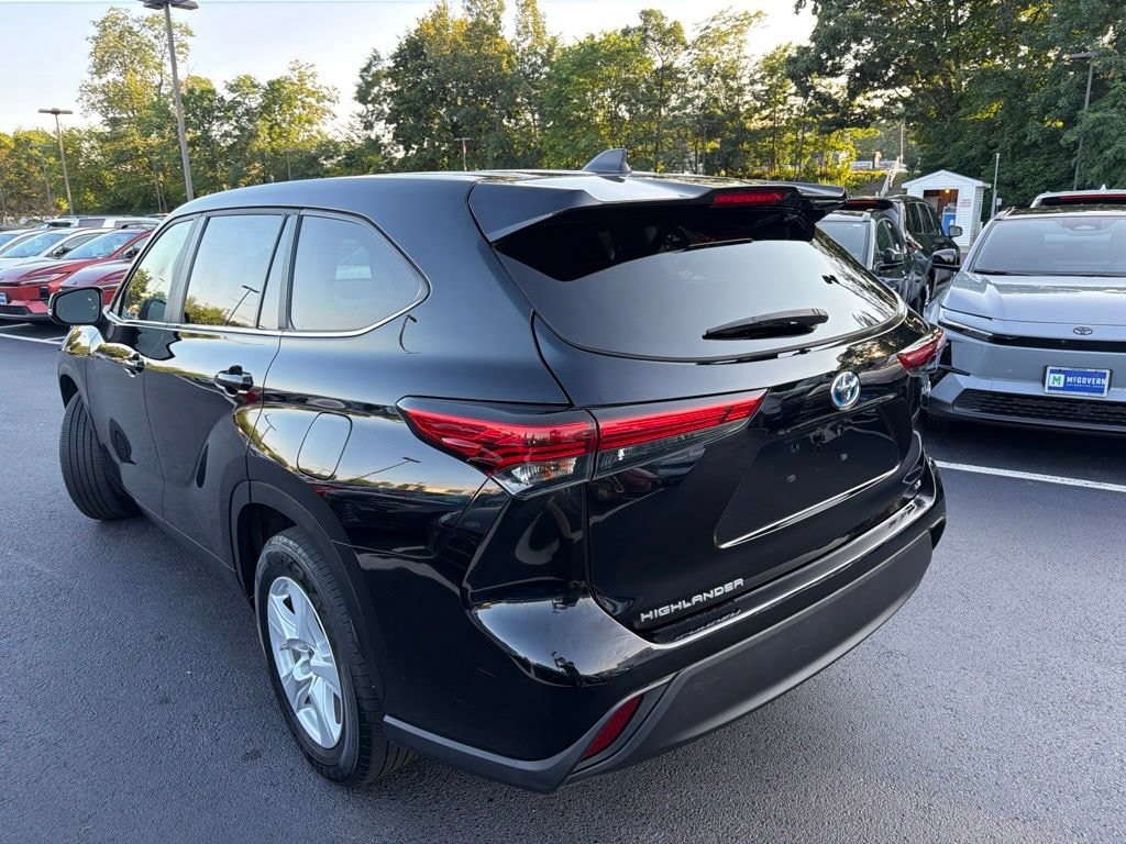 Used 2023 Toyota Highlander Hybrid LE Sport Utility