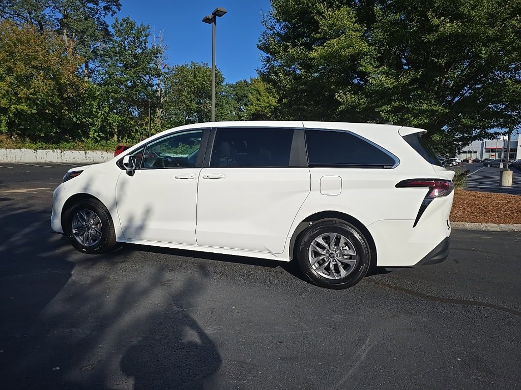 2025 Toyota Sienna LE photo 2