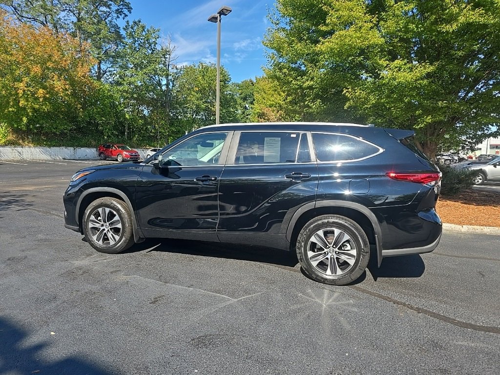 2023 Toyota Highlander XLE photo 2