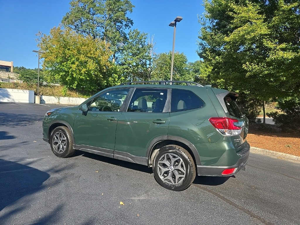 2022 Subaru Forester Premium photo 2
