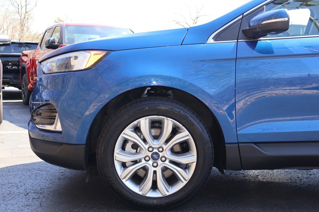 2022 Ford Edge Titanium photo 2