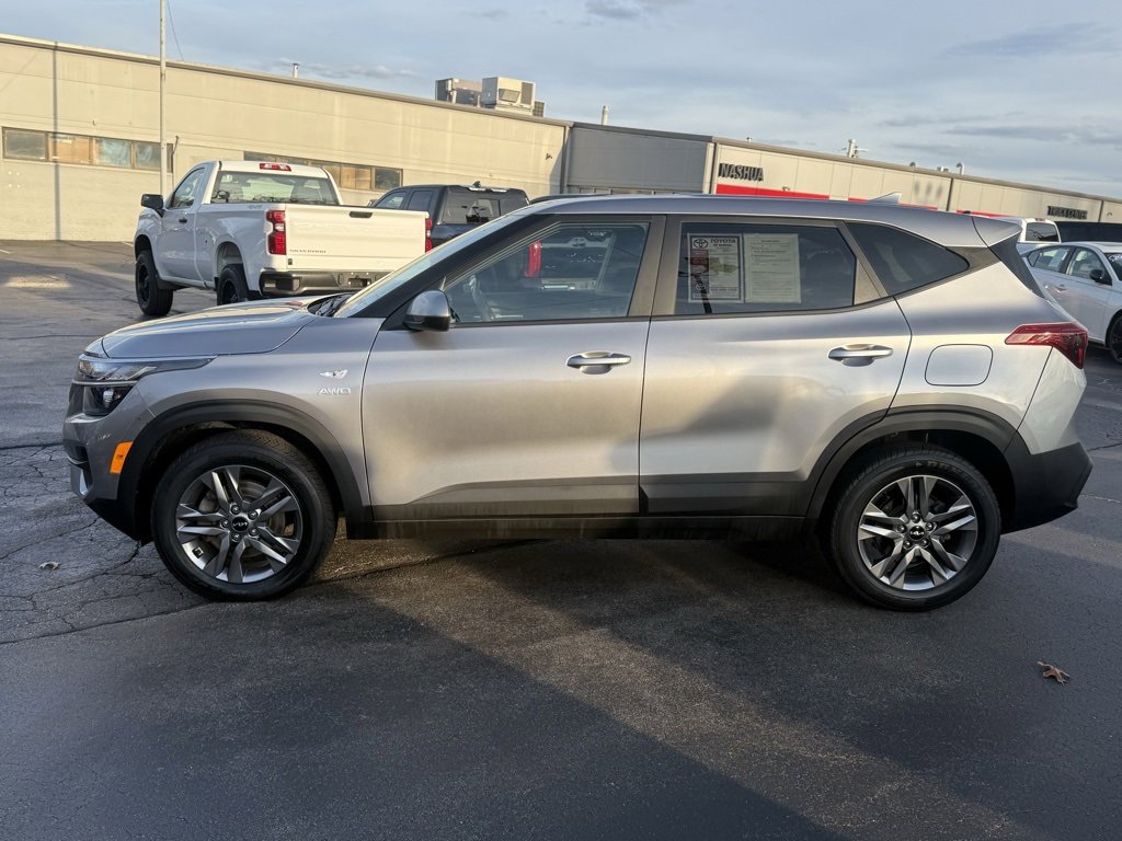 2023 Kia Seltos LX photo 3