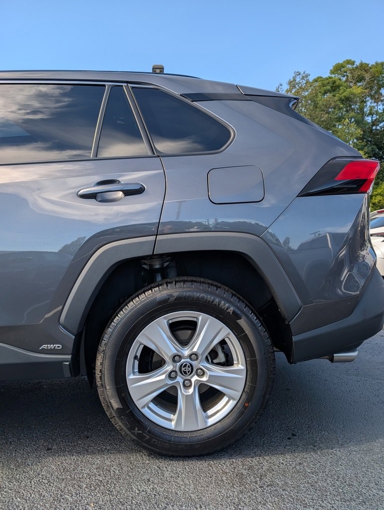 2021 Toyota RAV4 Hybrid XLE photo 4