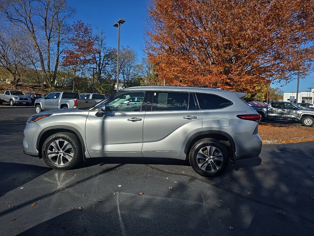 2021 Toyota Highlander XLE photo 3