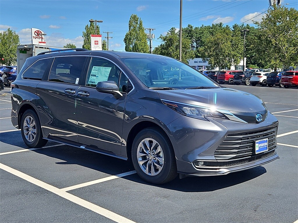 2025 Toyota Sienna XLE photo 2