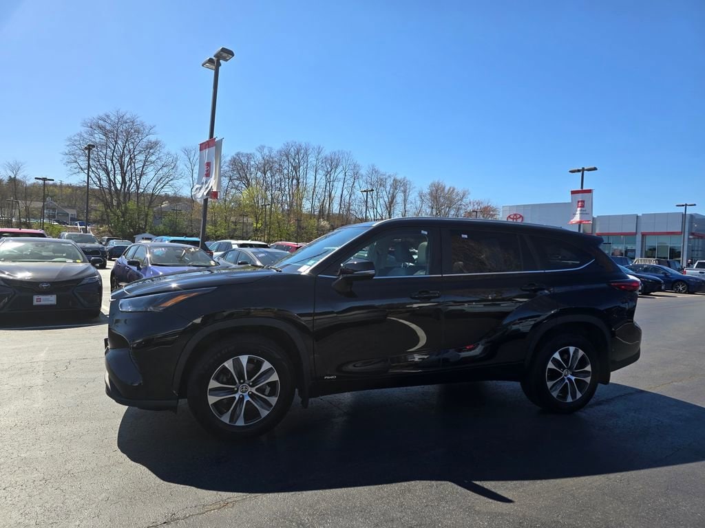 Used 2023 Toyota Highlander Hybrid XLE Sport Utility