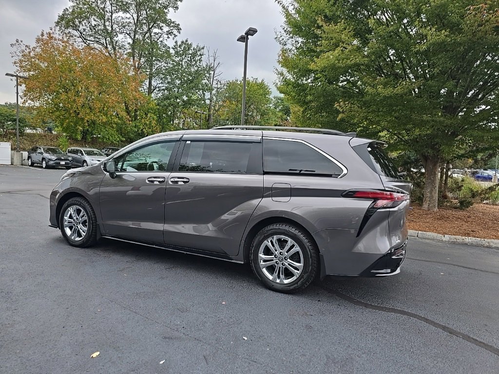2022 Toyota Sienna XSE photo 3