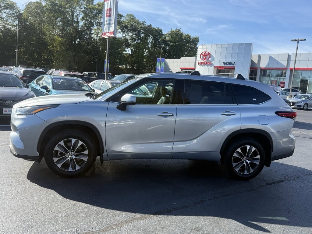 2022 Toyota Highlander XLE photo 2