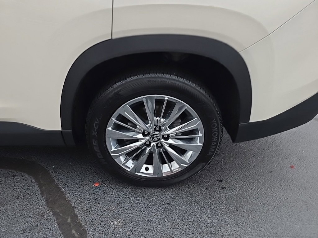 2024 Toyota Grand Highlander Platinum photo 3