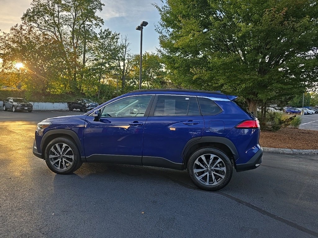 2022 Toyota Corolla Cross XLE photo 2