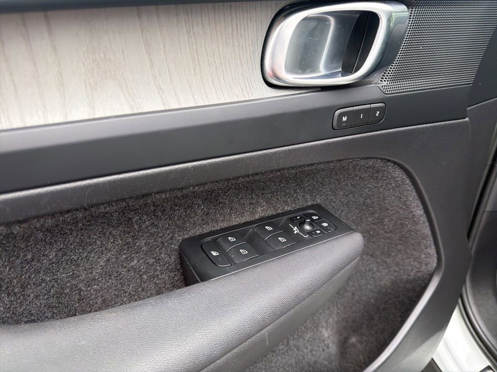 2023 Volvo XC40 Plus - Photo 19