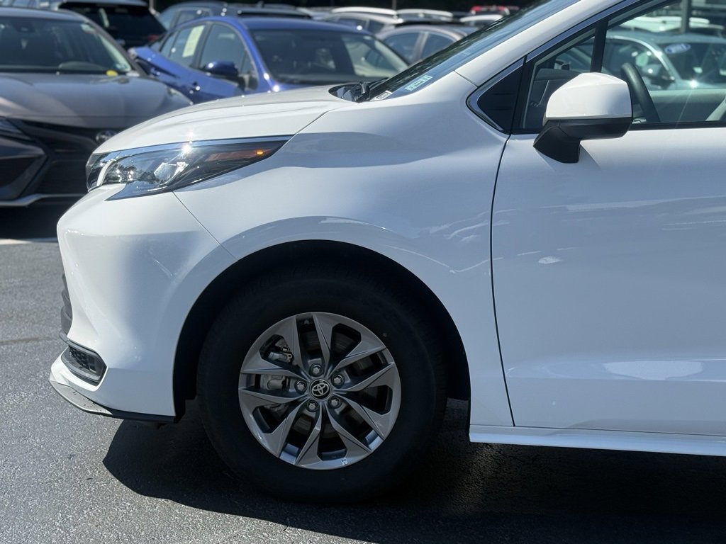 2025 Toyota Sienna LE photo 2
