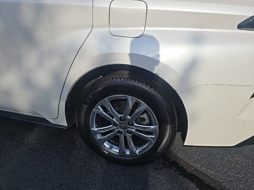2024 Toyota Sienna Platinum photo 3