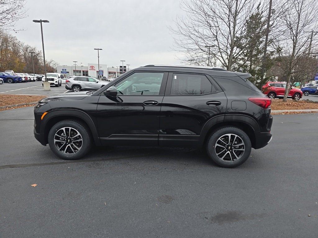 2025 Chevrolet Trailblazer LT photo 2