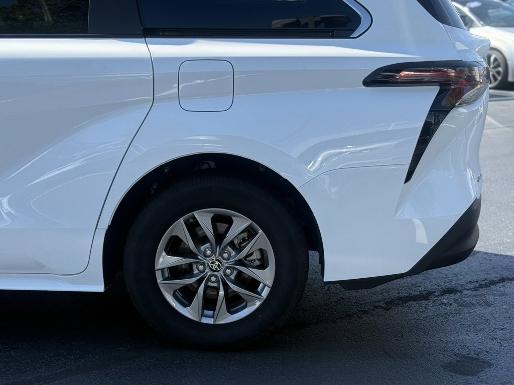 2025 Toyota Sienna LE photo 4