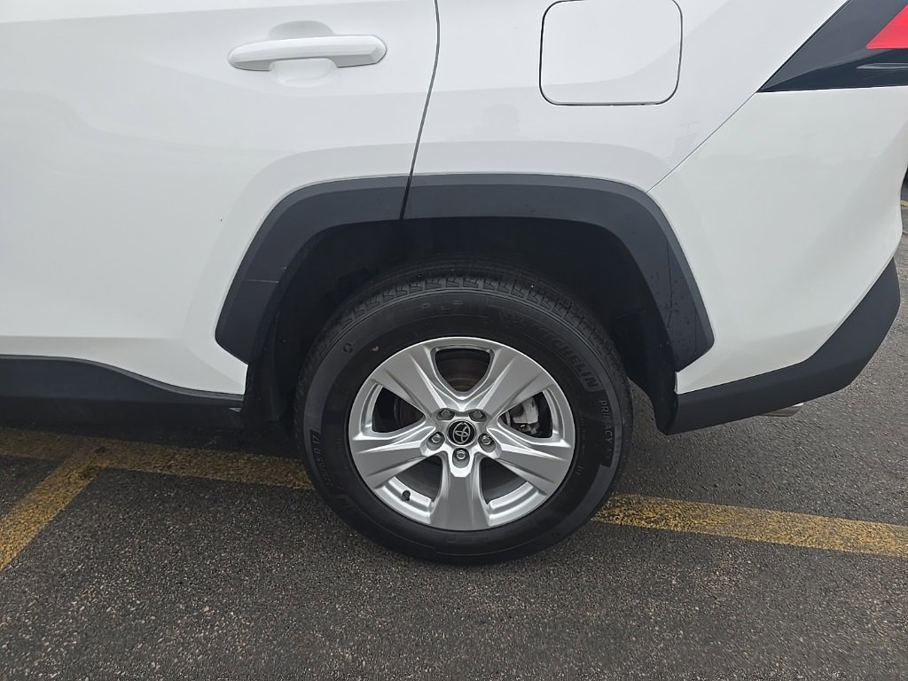 2021 Toyota RAV4 XLE photo 3