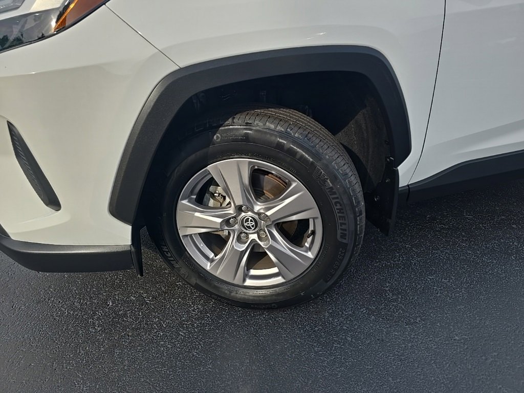 2022 Toyota RAV4 XLE photo 2