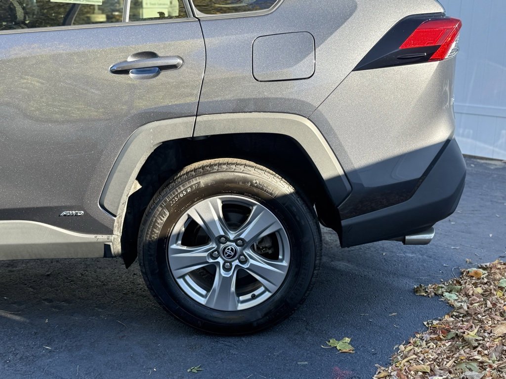 2022 Toyota RAV4 Hybrid XLE photo 2
