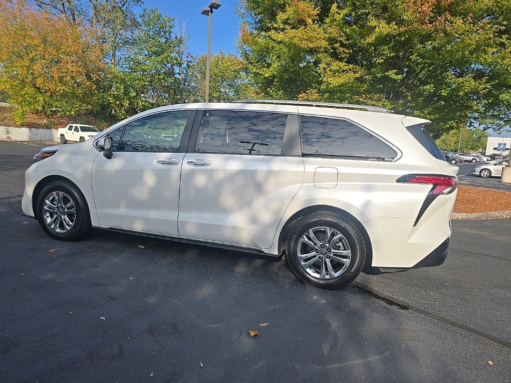 2024 Toyota Sienna Platinum photo 2