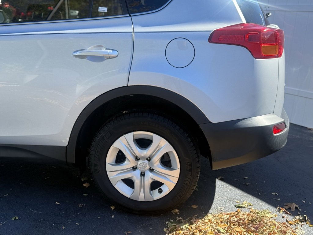 2015 Toyota RAV4 LE photo 3
