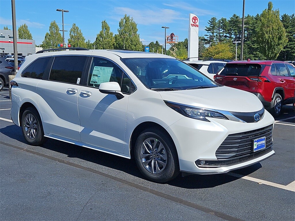 2025 Toyota Sienna XLE photo 3