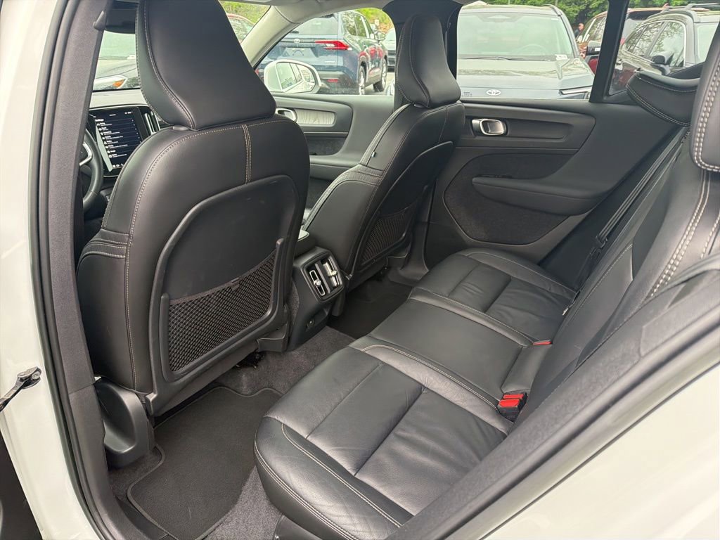 2023 Volvo XC40 Plus - Photo 17