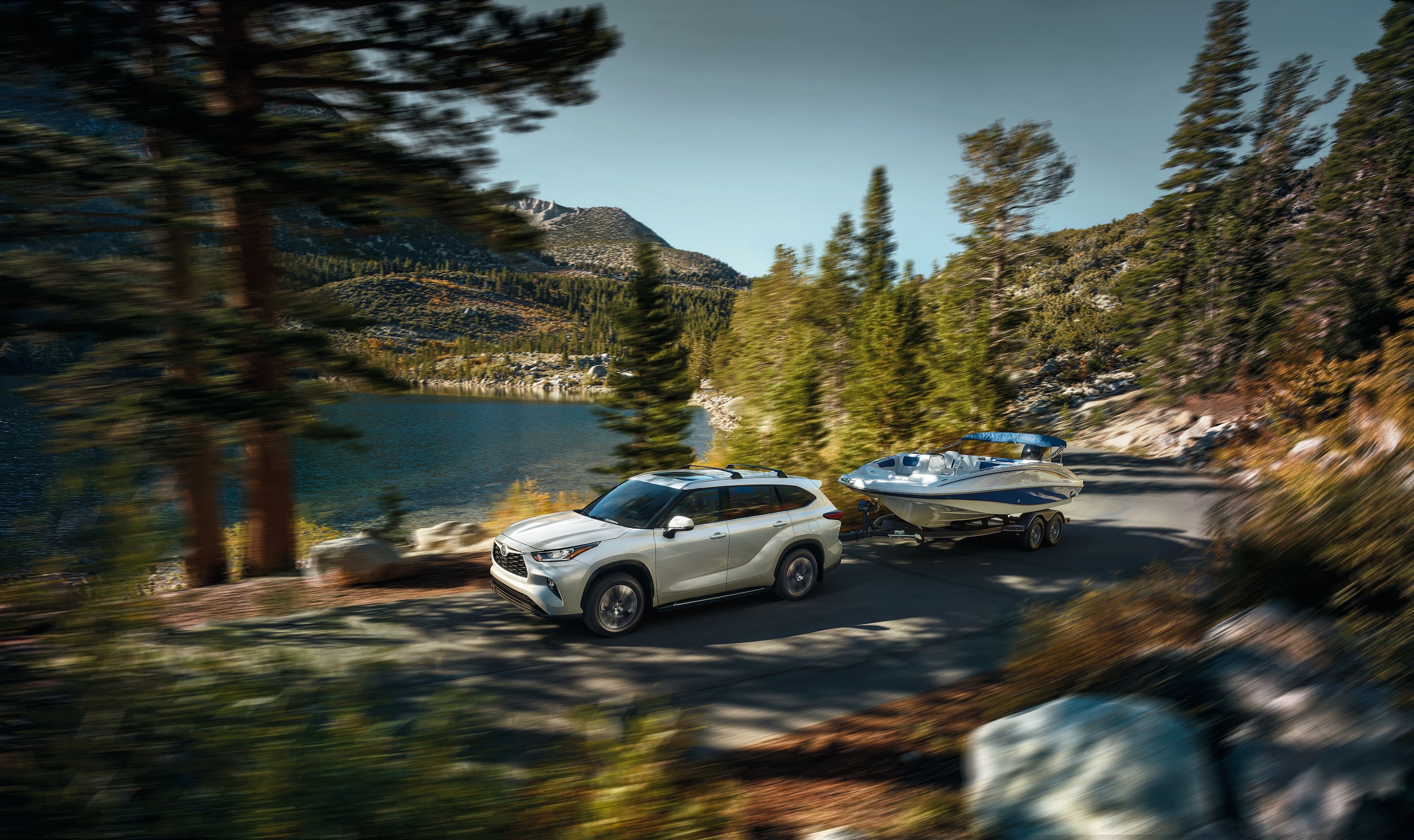 Toyota Highlander towing a boat