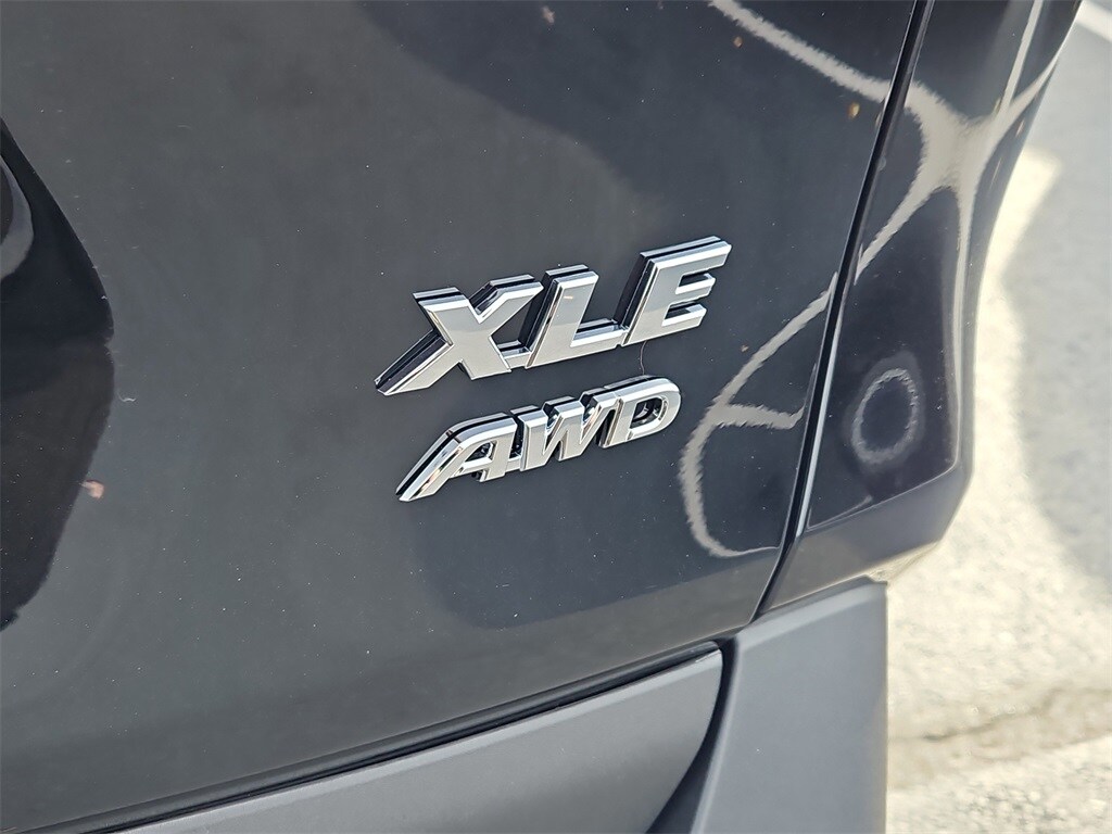 2025 Toyota RAV4 XLE photo 3